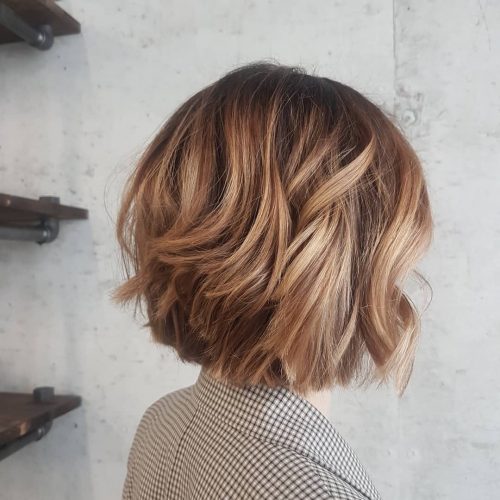 29 idées de couleur de cheveux bruns caramel les plus chauds de 2022 