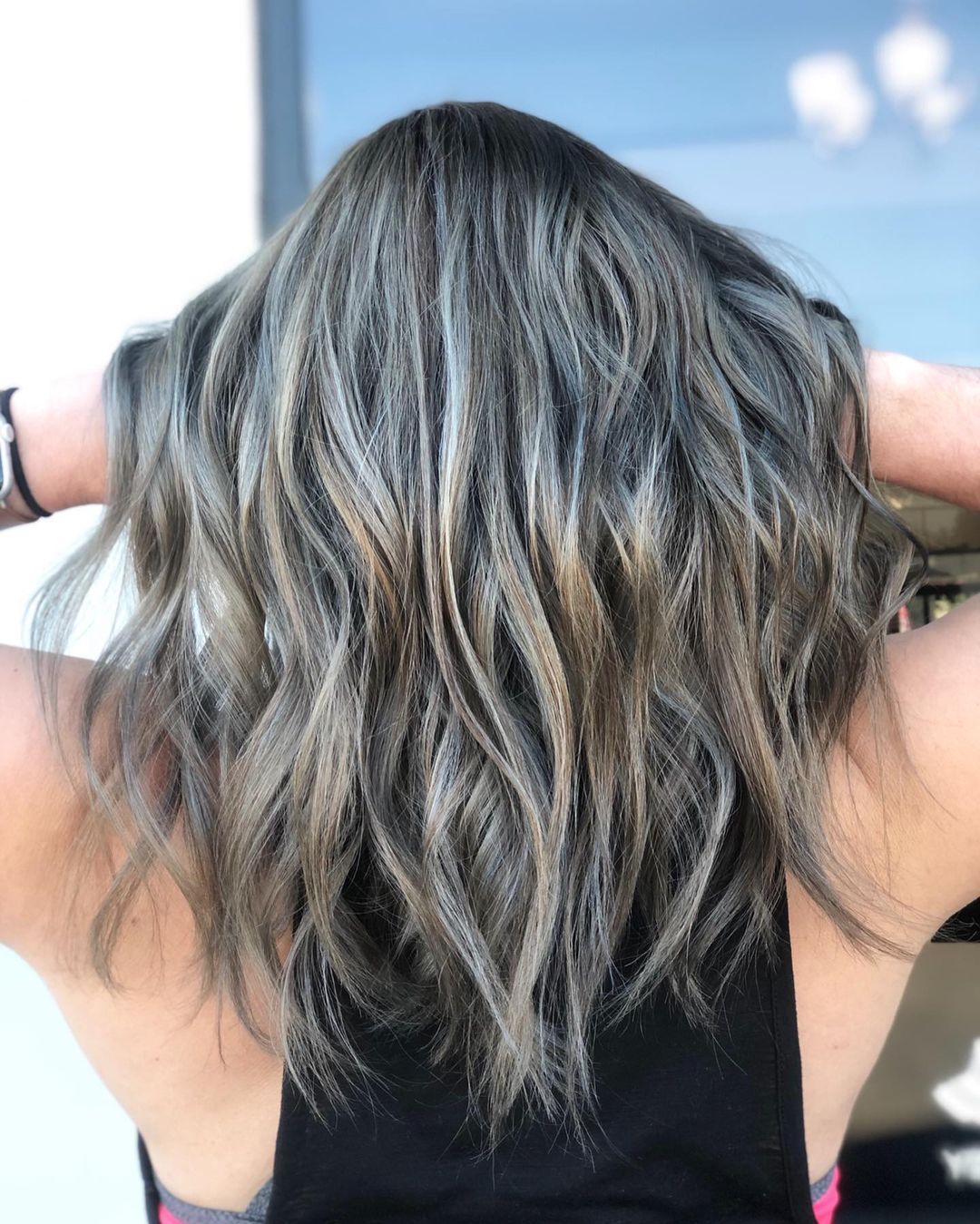 21 Cheveux bruns foncés avec des idées de reflets blonds pour les brunettes pulpeuses 