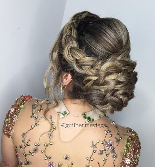 29 Updos de cheveux bouclés faciles et mignons en tendance en 2022 