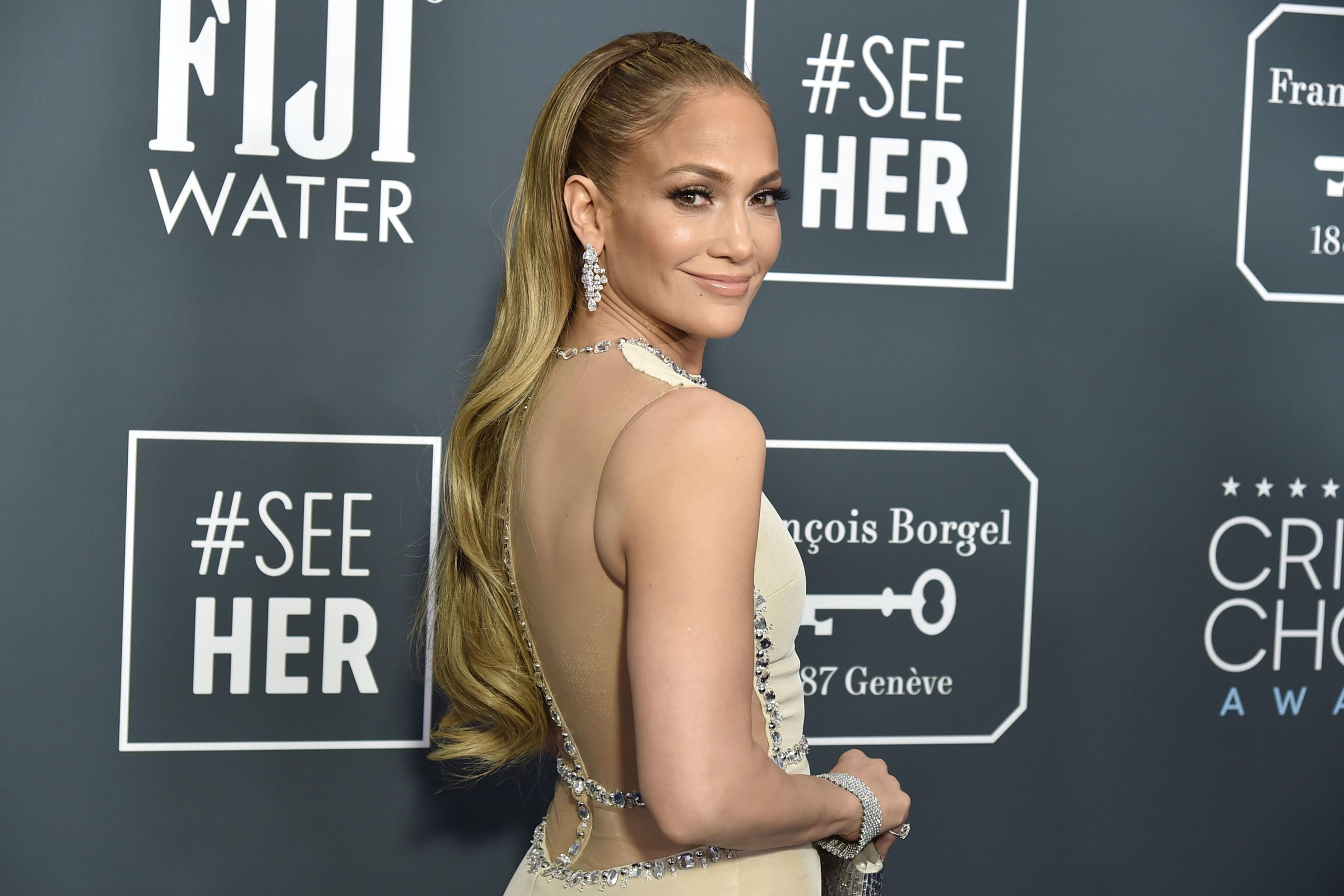 Jennifer Lopez schwört, dieses Gesichtsserum ist ihr „Jugendbrunnen“ und lässt ihre Haut leuchten 