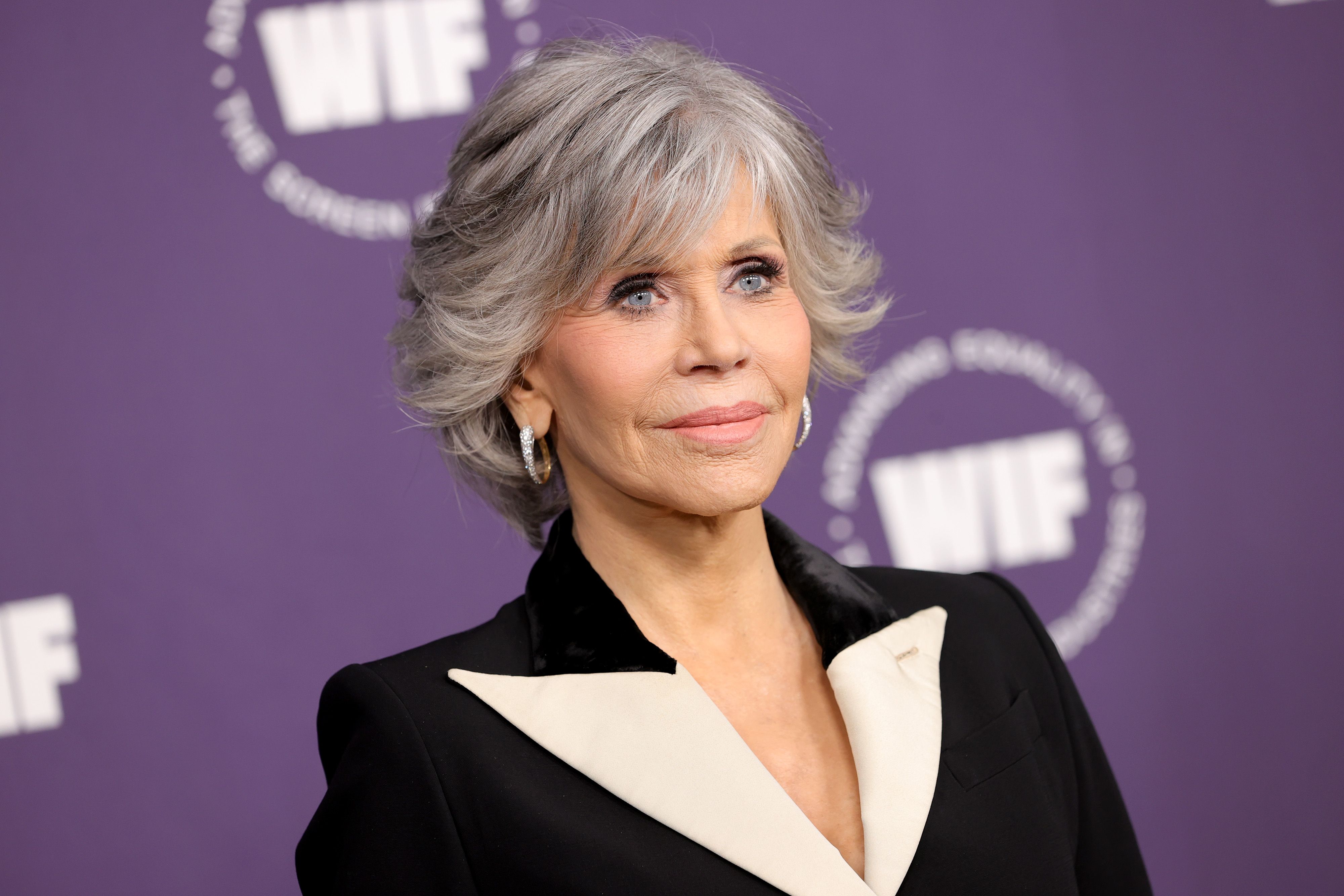 Die Drogerie -Serum Jane Fonda, 83, schwört, dass für glatte Haut am Montag Cyber ​​verkauft wird 