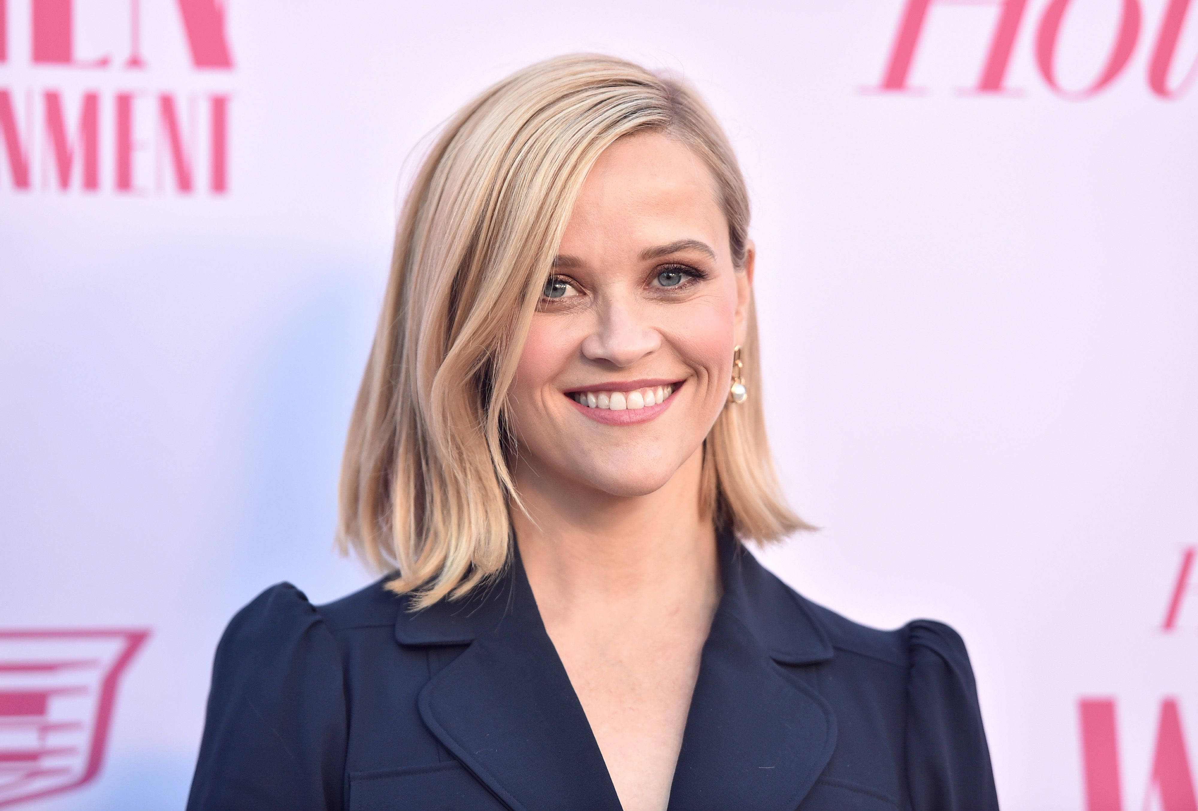 Reese Witherspoon deelt de $ 13 hydraterende gezichtsmist waar ze langs zweert om haar huid te kalmeren en te vernieuwen 