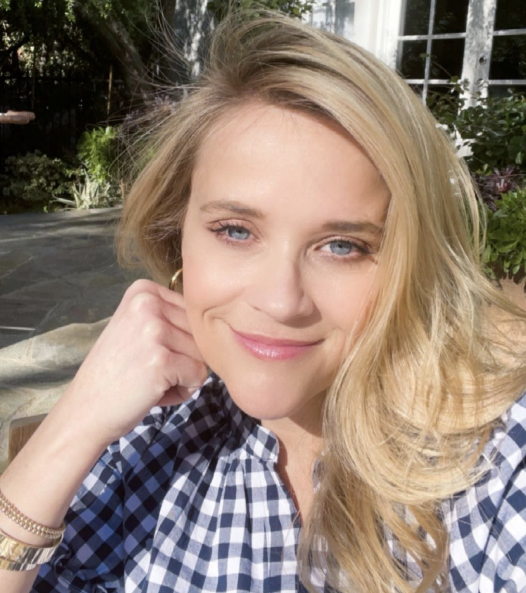 Reese Witherspoon delar $ 13 Hydrating Face Mist som hon svär vid för att lugna och uppdatera hennes hud 