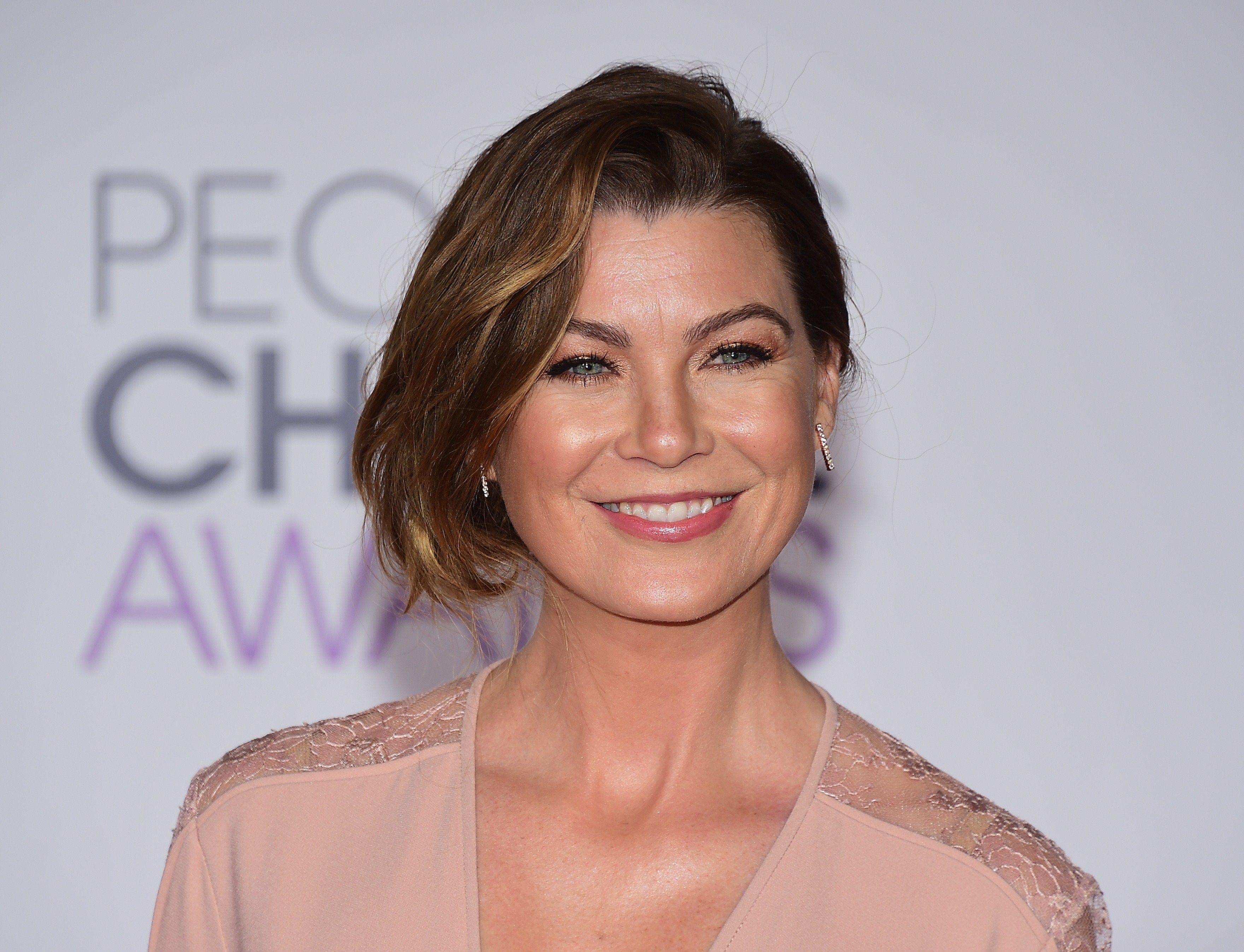 Ellen Pompeo, 52, schwört auf diese von CBD infundierte Fußcreme, um Schmerzen von hohen Absätzen zu vermeiden 