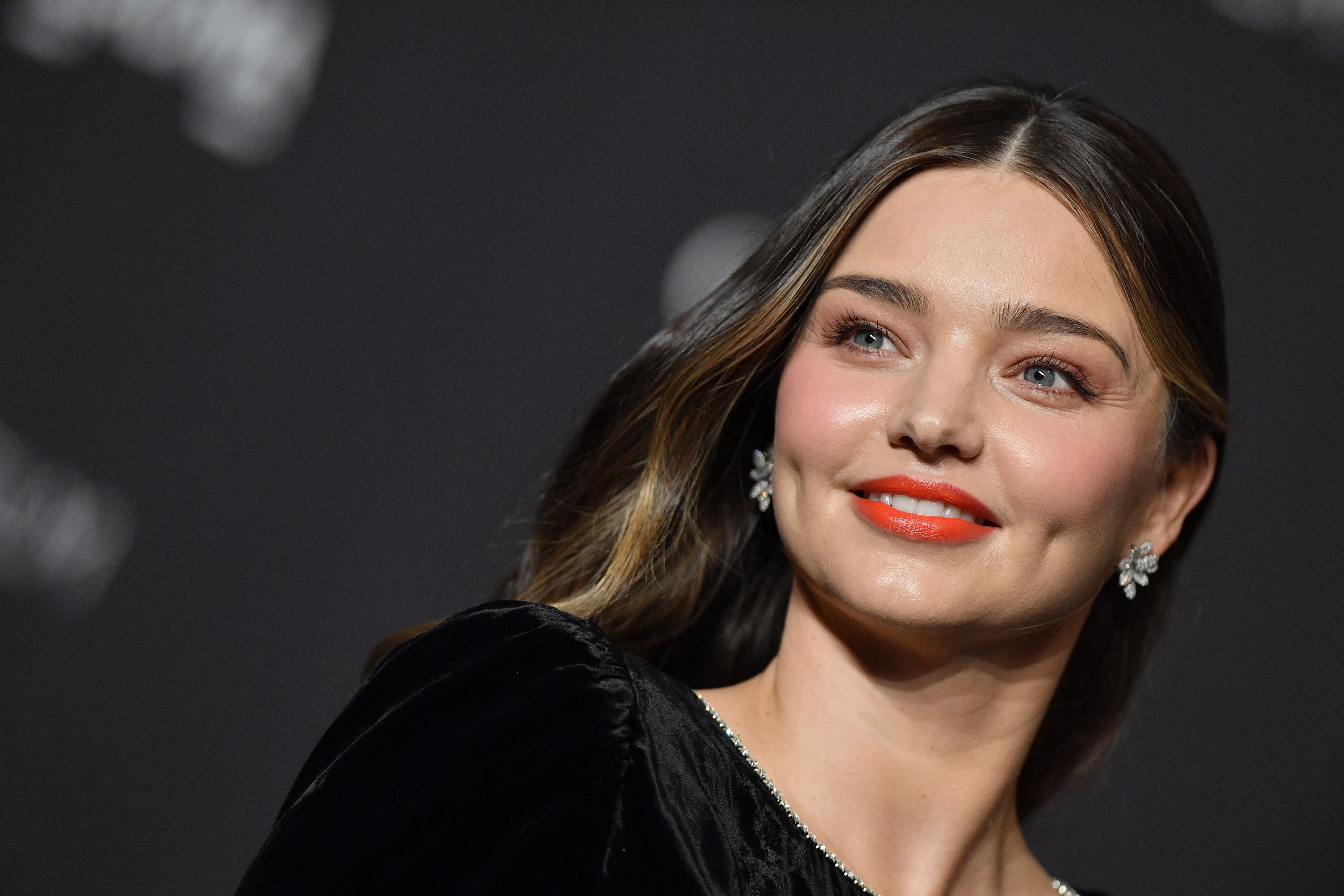 Miranda Kerr zeigt das einzige Produkt, das den „größten Unterschied“ in ihrer Haut gemacht hat 