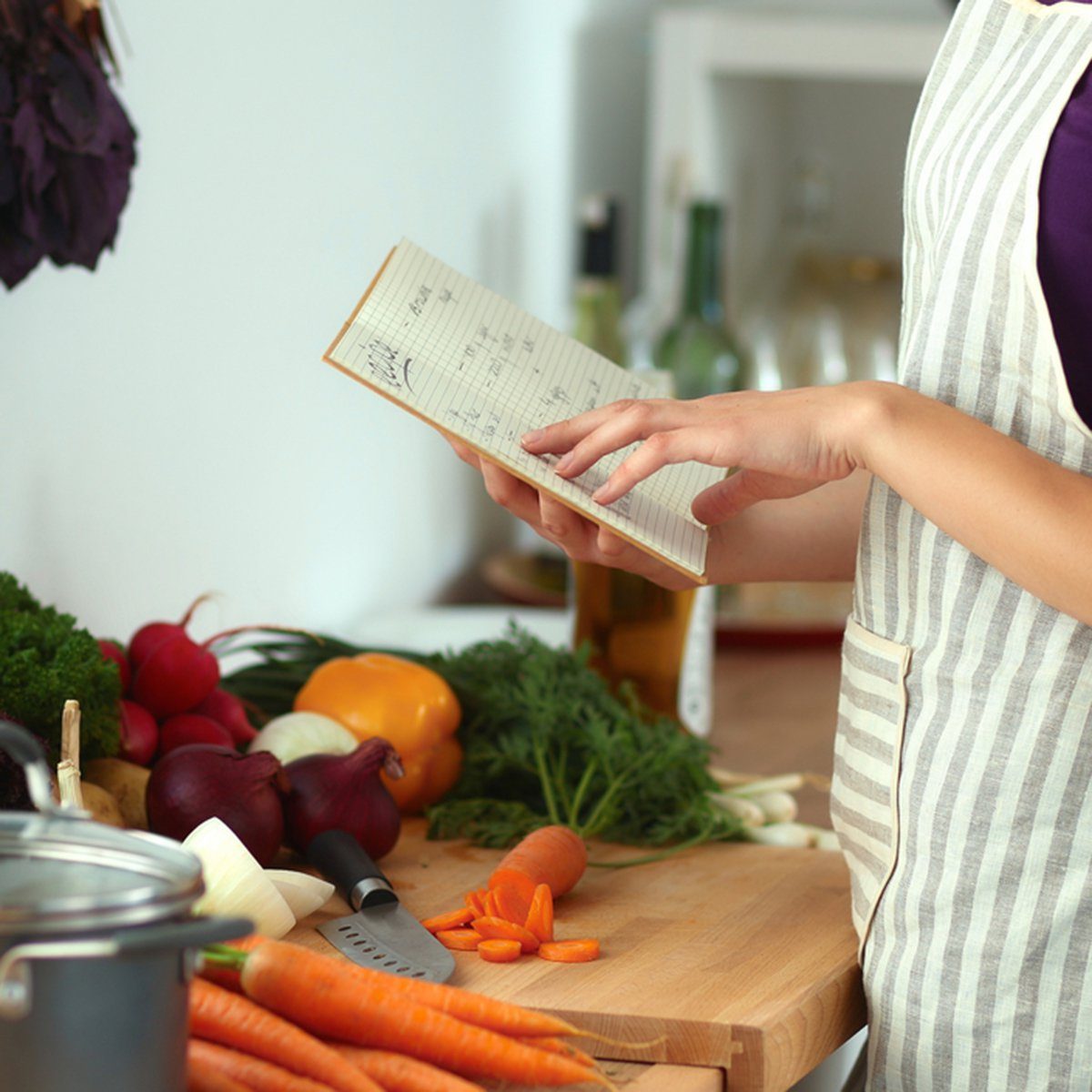 Cómo organizar su cocina como Marie Kondo:10 pasos a una cocina más eficiente y más eficiente 