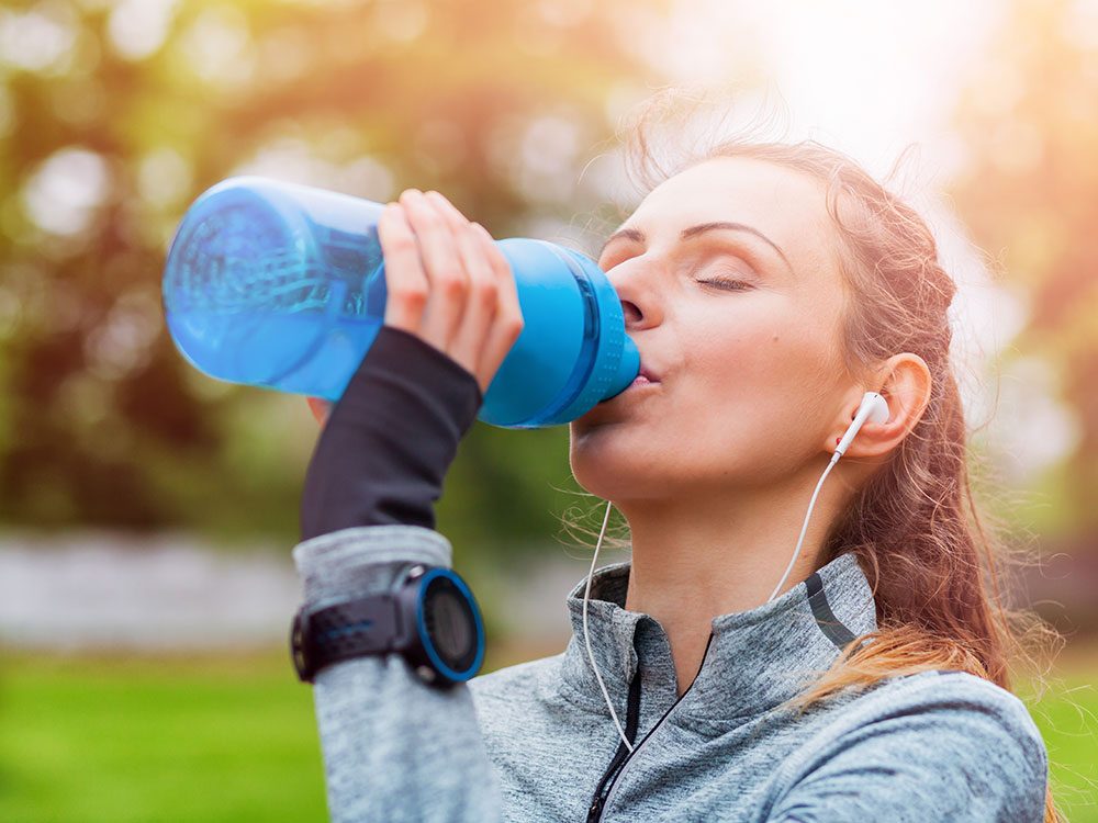 La mejor manera de limpiar cualquier botella de agua 