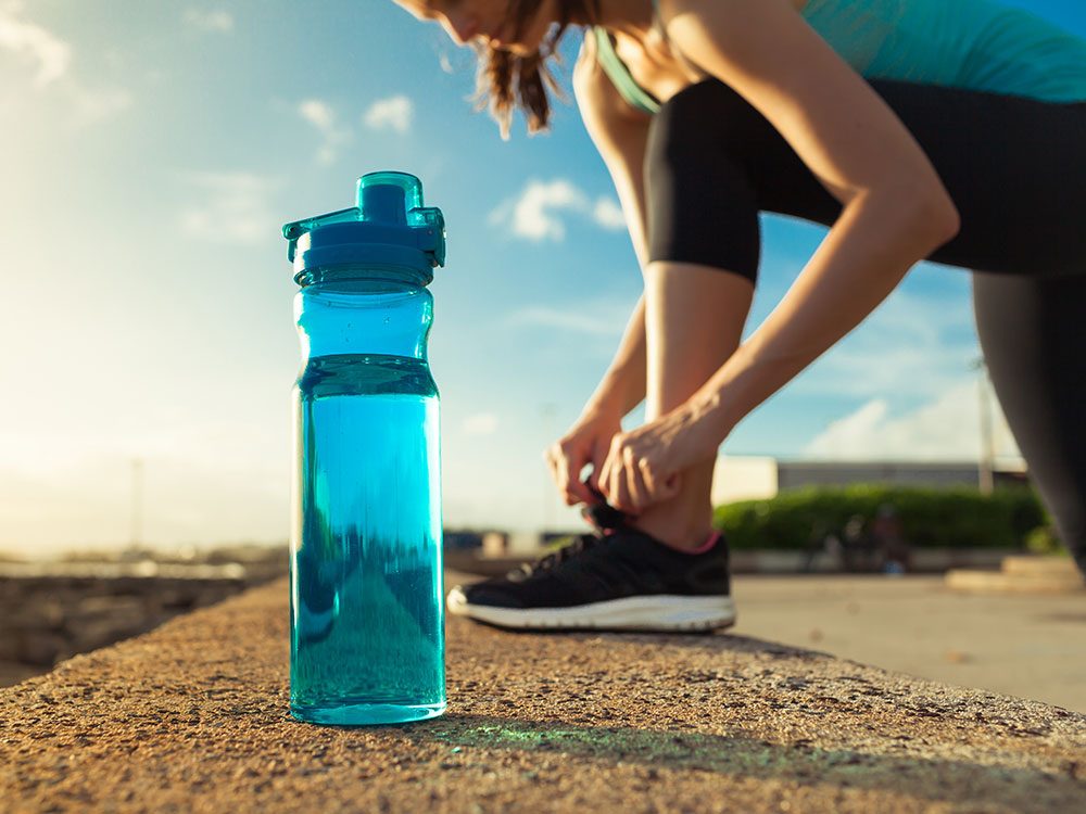 La mejor manera de limpiar cualquier botella de agua 