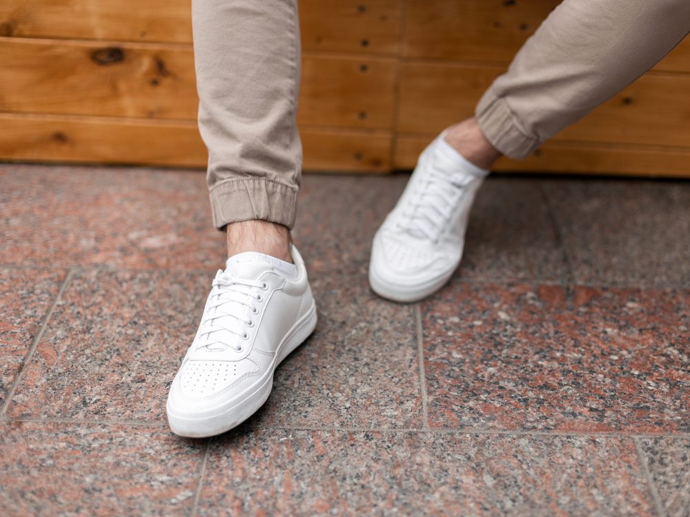 De bästa sätten att rengöra vita sneakers 