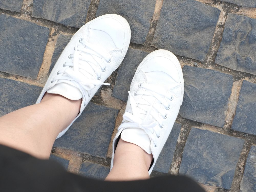 De bästa sätten att rengöra vita sneakers 