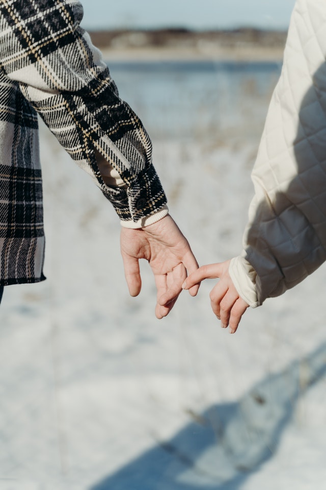 안녕하세요 치료사 :저는 23 세이며 내 친구 인 두 소녀와 사랑에 빠졌습니다. 어떻게해야합니까? 