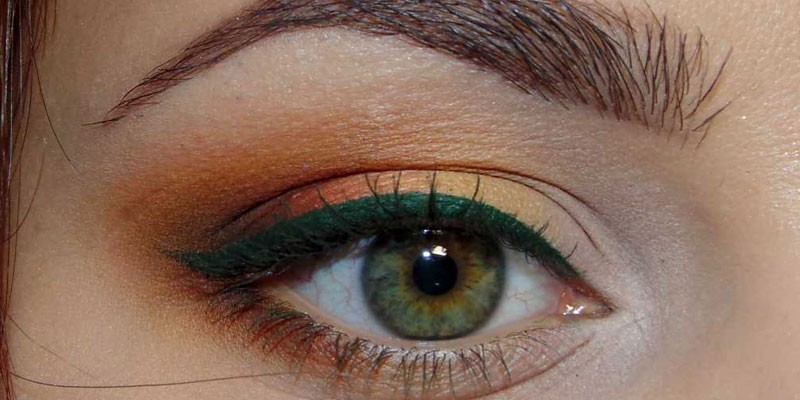 Maquillage pour les yeux verts par étapes. Étudiez dans les tons orange et or 