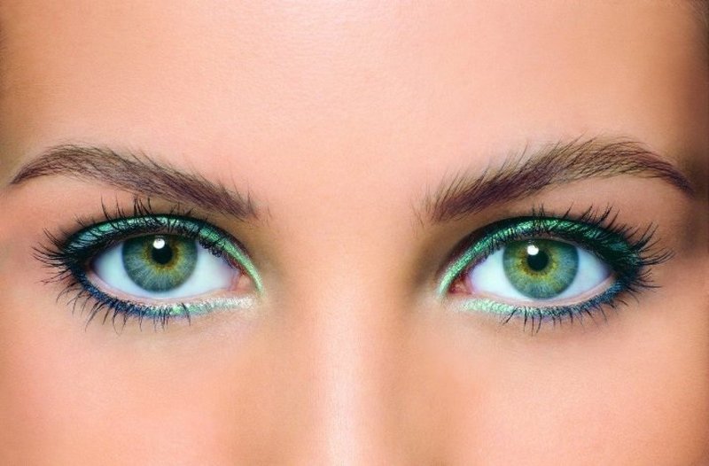 Maquillage pour les yeux verts par étapes. Étudiez dans les tons orange et or 