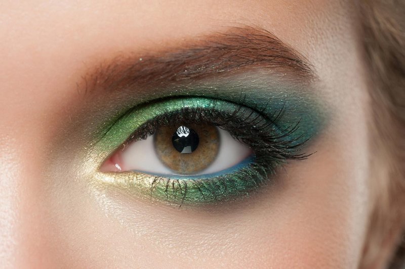 Maquillage pour les yeux verts par étapes. Étudiez dans les tons orange et or 