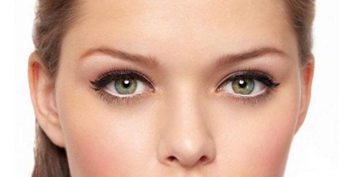 Maquillage pour les yeux verts par étapes. Étudiez dans les tons orange et or 