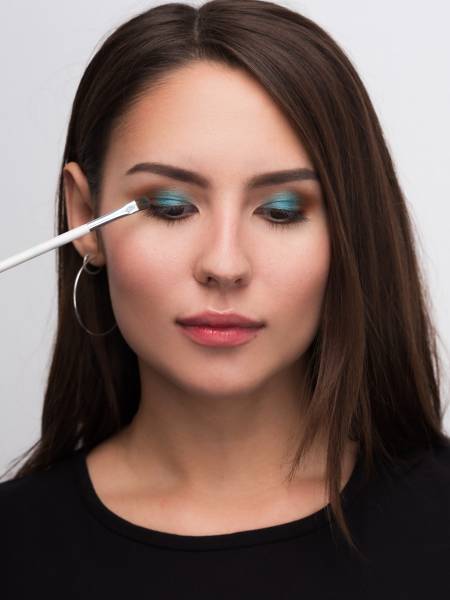 Maquillage doré pour les yeux bruns. Si vos yeux sont rapprochés 