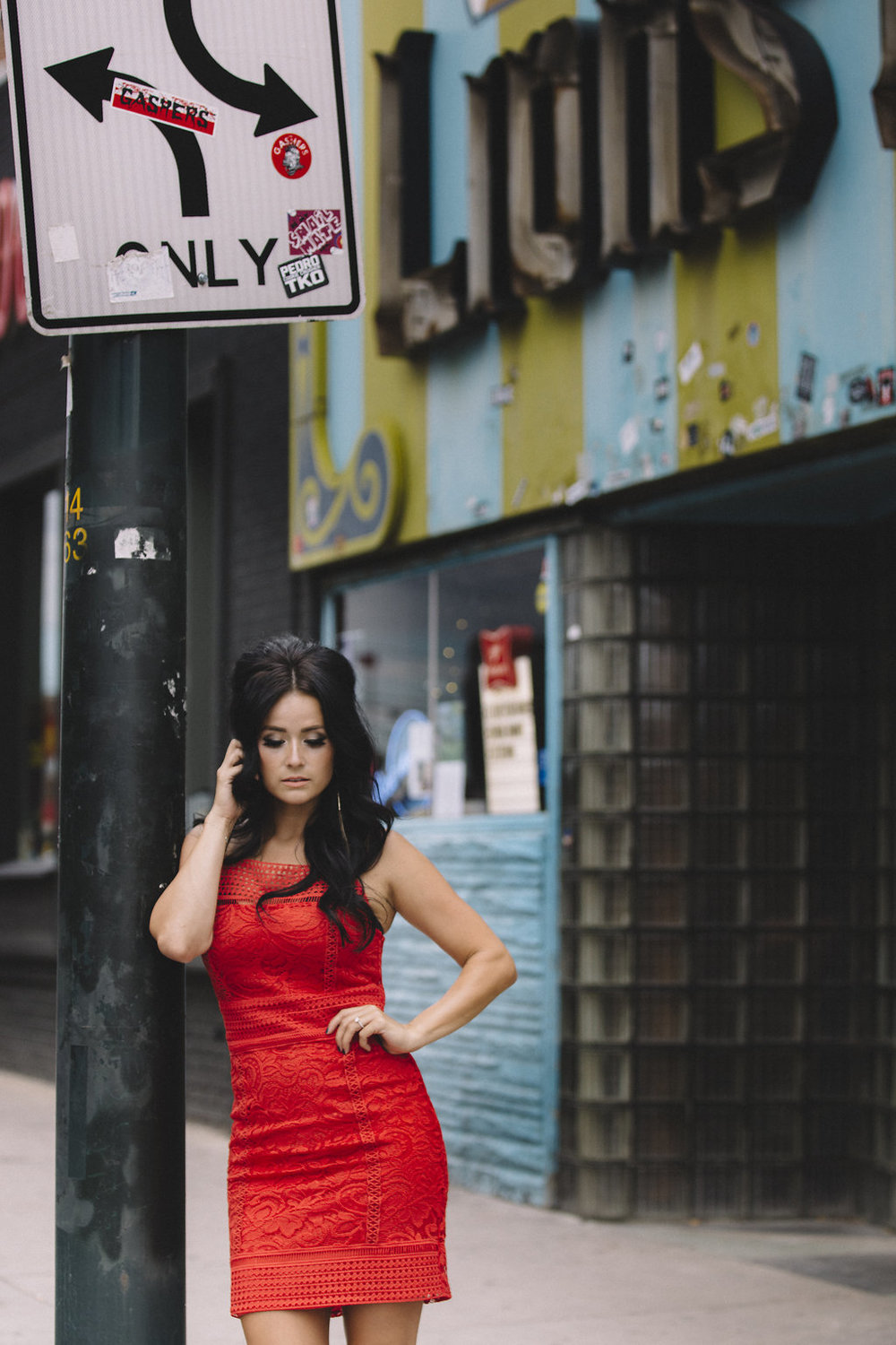 Danser dans une robe rouge 