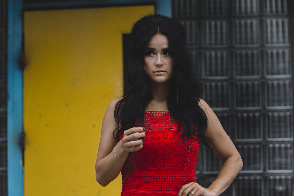 Danser dans une robe rouge 