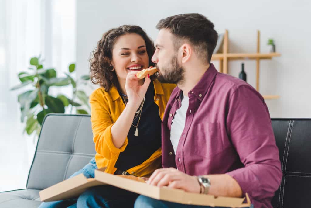 Cosas que decir para asegurar a tu novio que lo amas (140 cosas dulces) 