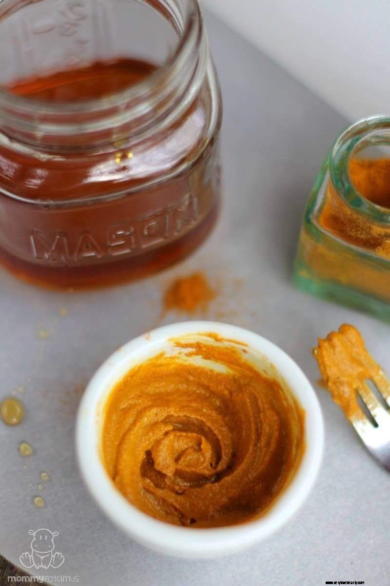 Recette de masque facial au curcuma simple pour la peau éclatante 