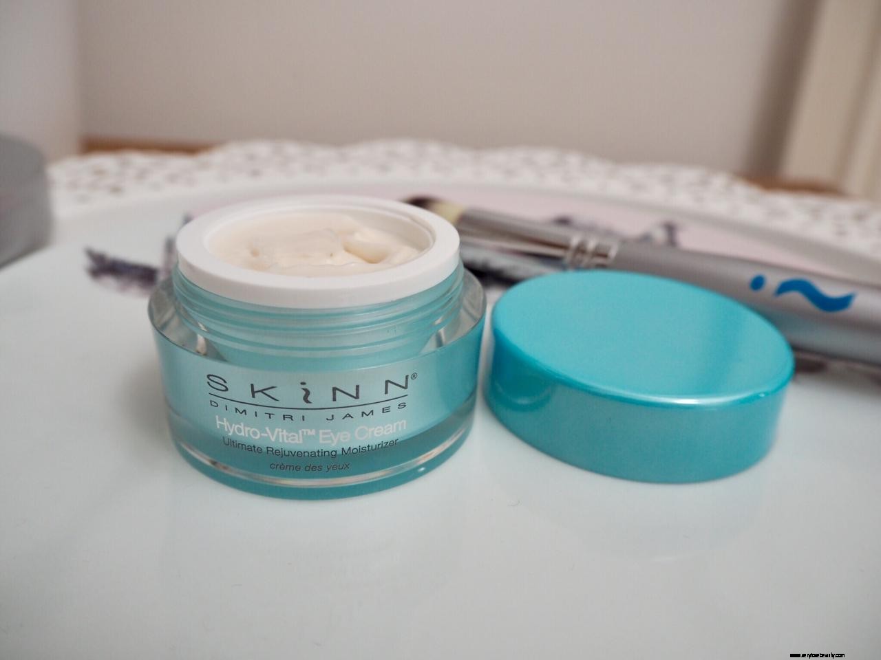 Skinn Cosmetics Review | Me Not Color Correncector, Hydra Vital Eye Cream 및 Wow Factor Mascara를 잊어 버립니다. 